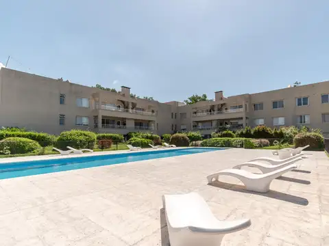 IMPECABLE DEPARTAMENTO CON COCHERA Y TERRAZA PROPIA CON PARRILLA EN EL COMPLEJO SUCRE, SAN ISIDRO.