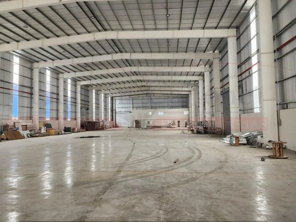 EXCELENTE NAVE DE 2500 M² EN EL PARQUE INDUSTRIAL