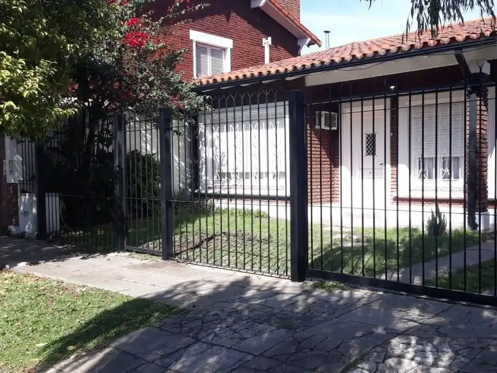 VENTA CHALET CASTELAR NORTE TRES AMBIENTES