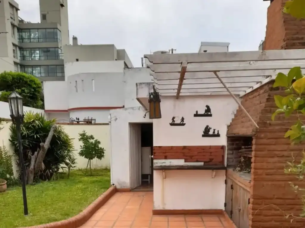 VENTA CASA AL FRENTE CON COCHERA Y PATIO CON CESPED