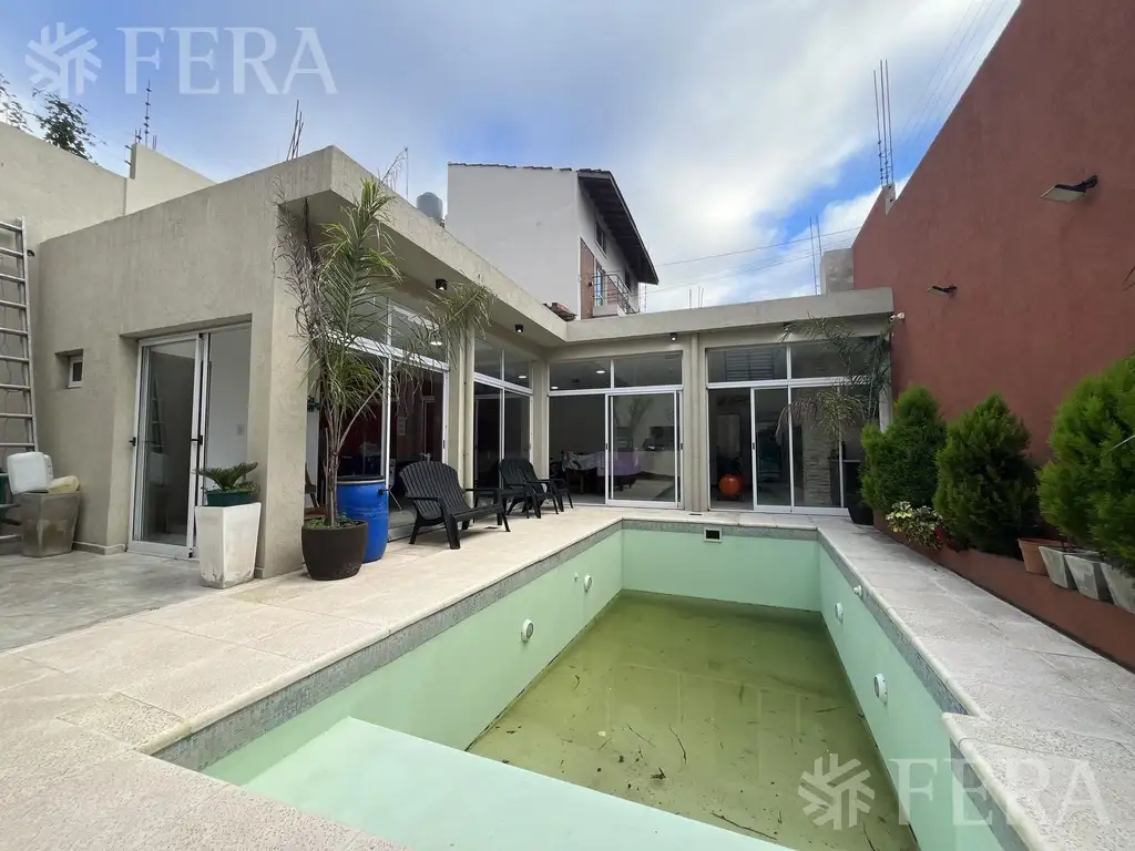 Venta casa de 4 ambientes con cochera y piscina en Quilmes Oeste