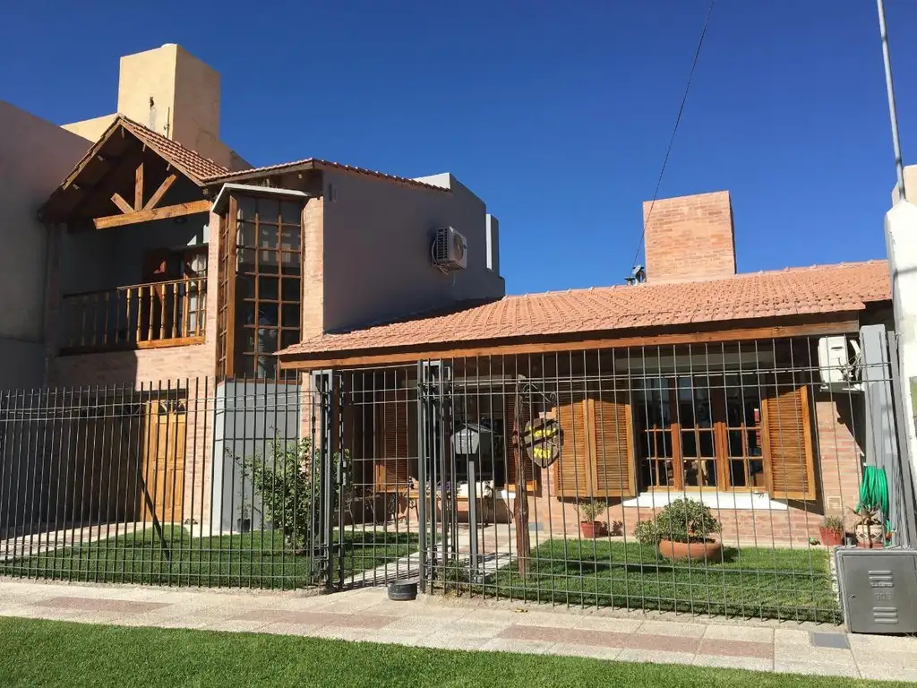 Casa en venta - 3 Dormitorios 3 Baños - Cochera - 300Mts2 - Terrazas del Neuquén