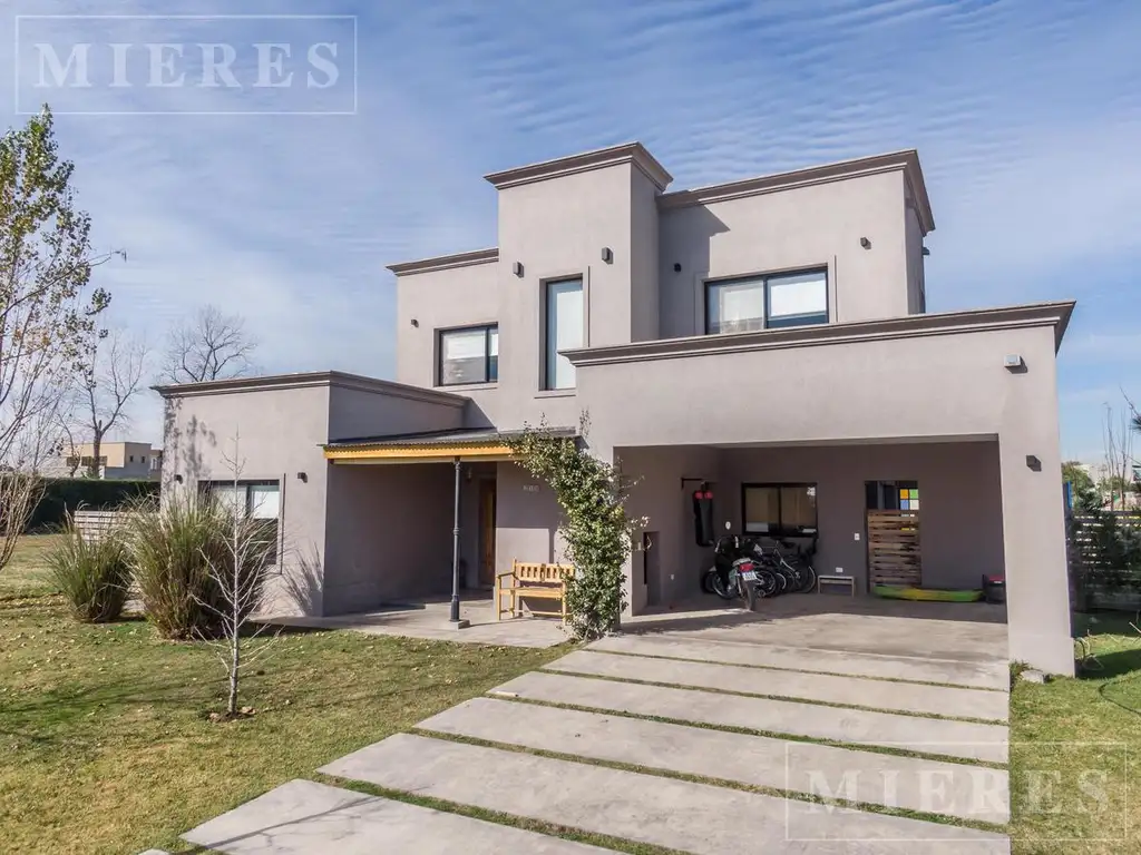 Casa en venta sobre lote interno en San Sebastián área 1