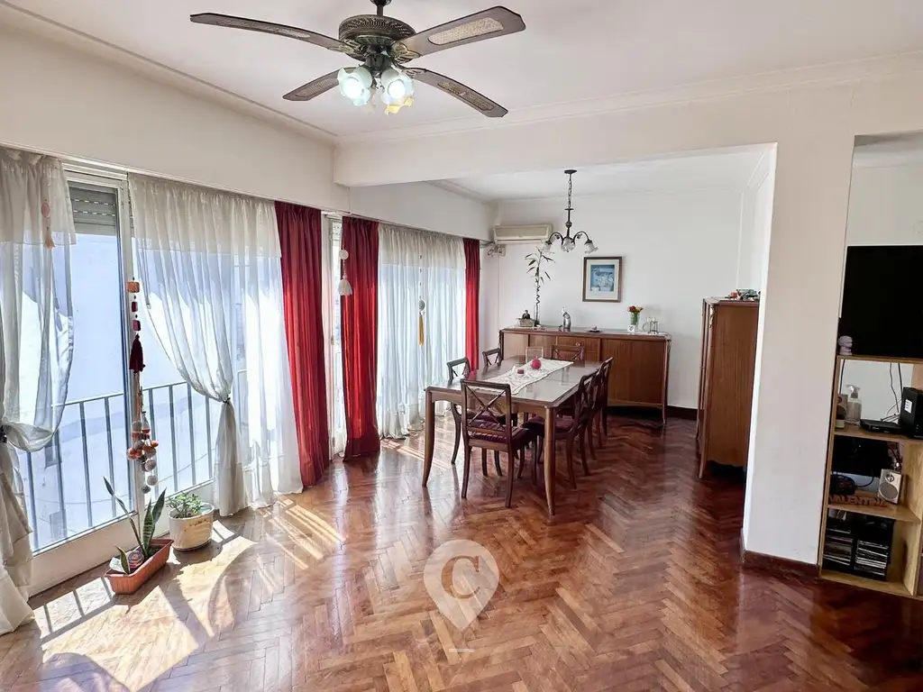 Departamento en Venta de Categoría en Centro Zarate. 4 dormitorios. Bauleras. Dependencias