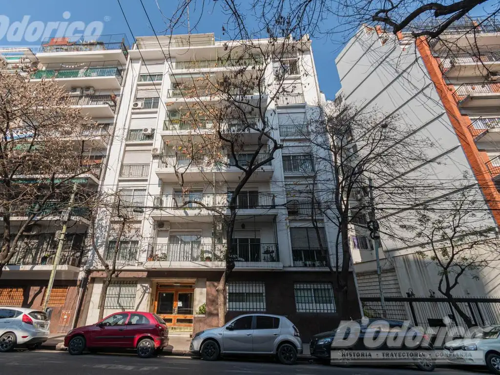 Departamento de 3 dormitorios, patio y jardín en venta en Caballito.