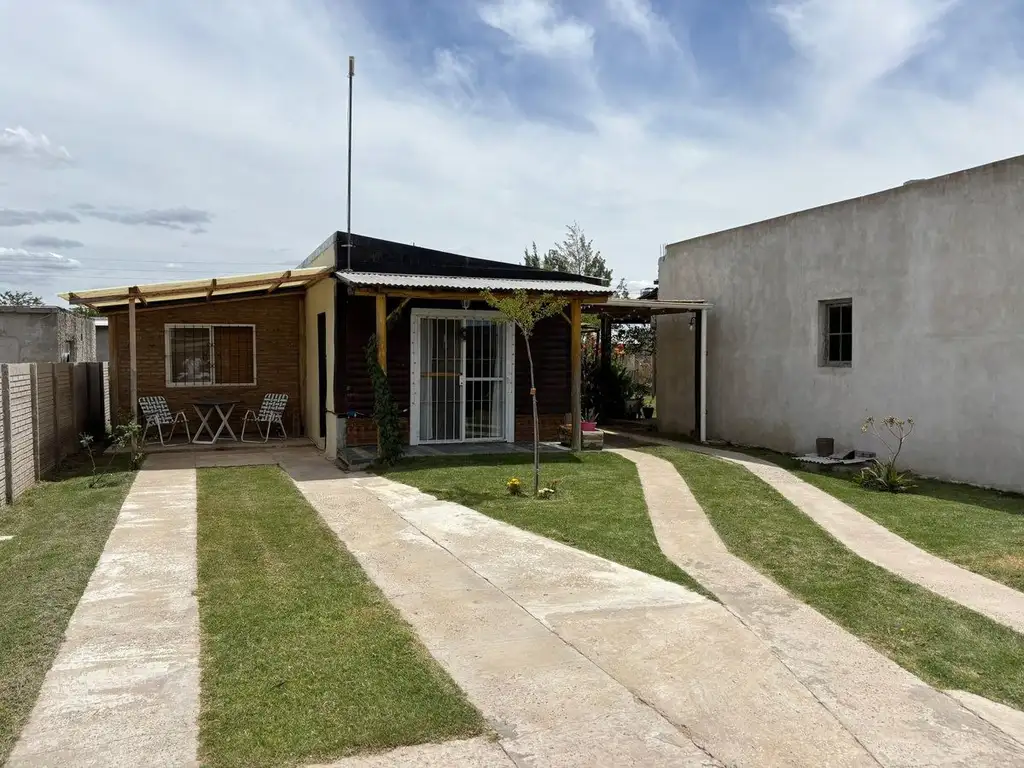 CASA EN DOMSELAAR CON PATIO JARDIN Y PILETA