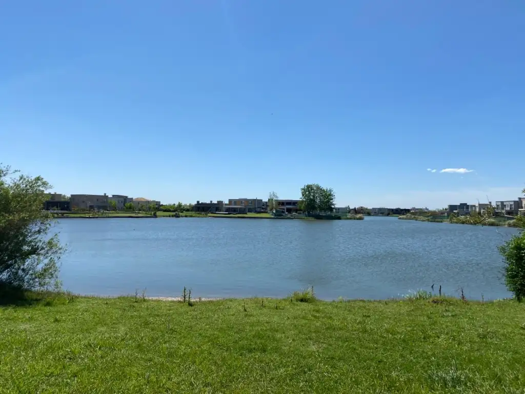 Increíble lote al lago en Puerto el Cantón