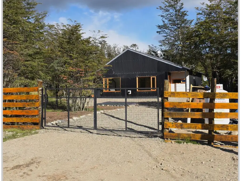 CASA EN TOLHUIN CON TERRENO