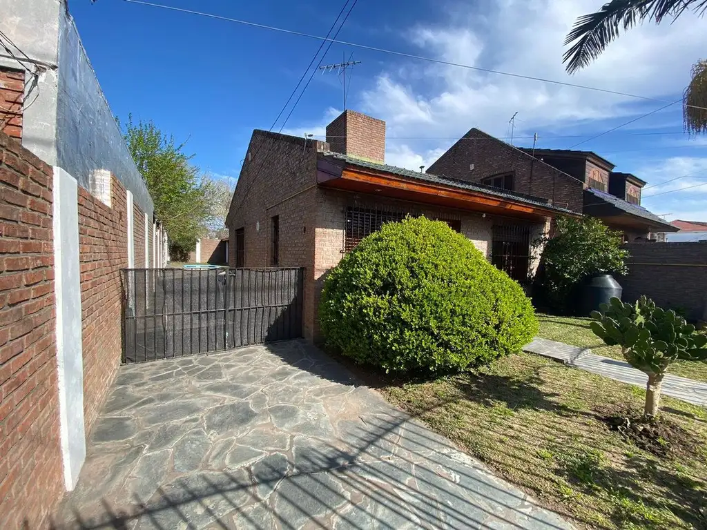 Venta Casa 2 amb con quincho y pileta Quilmes