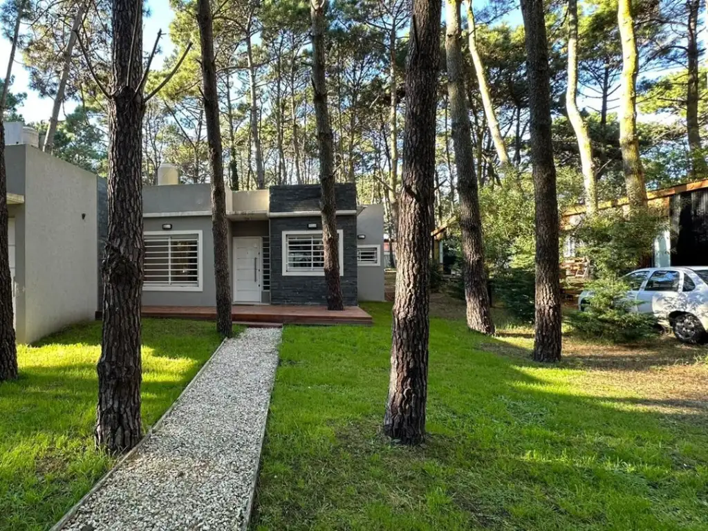 Casa en alquiler temporario de 3 dormitorios c/ cochera en Mar de las Pampas