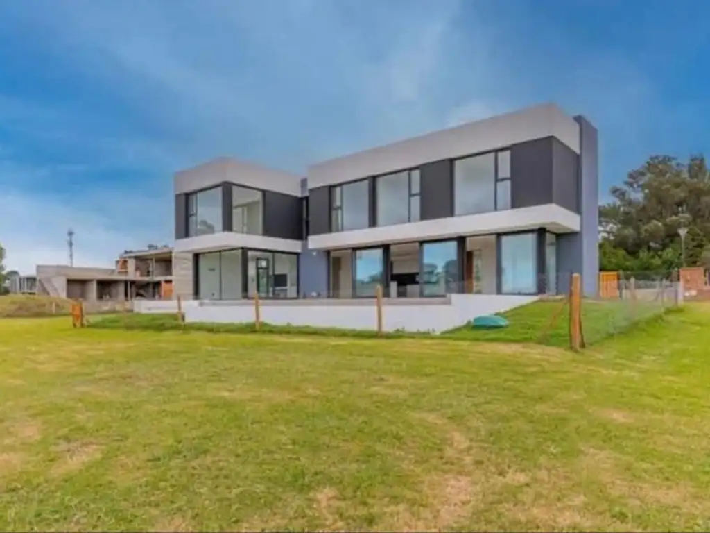 ERNE VENDE CASA RUMENCO JOVEN 5 AMB  PILETA Y VISTA AL LAGO