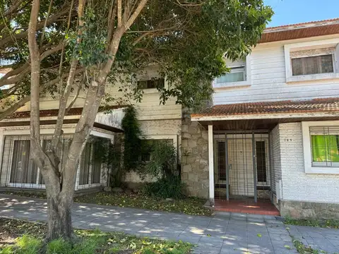 Venta casa de 4 ambientes con patio y parrilla Bernal