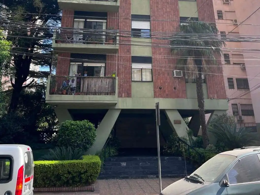 DEPARTAMENTO  A UNA CUADRA DE LA AV Y A DOS DE LA ESTACION, PISO ALTO 3 AMB C/COCH Y BAUL