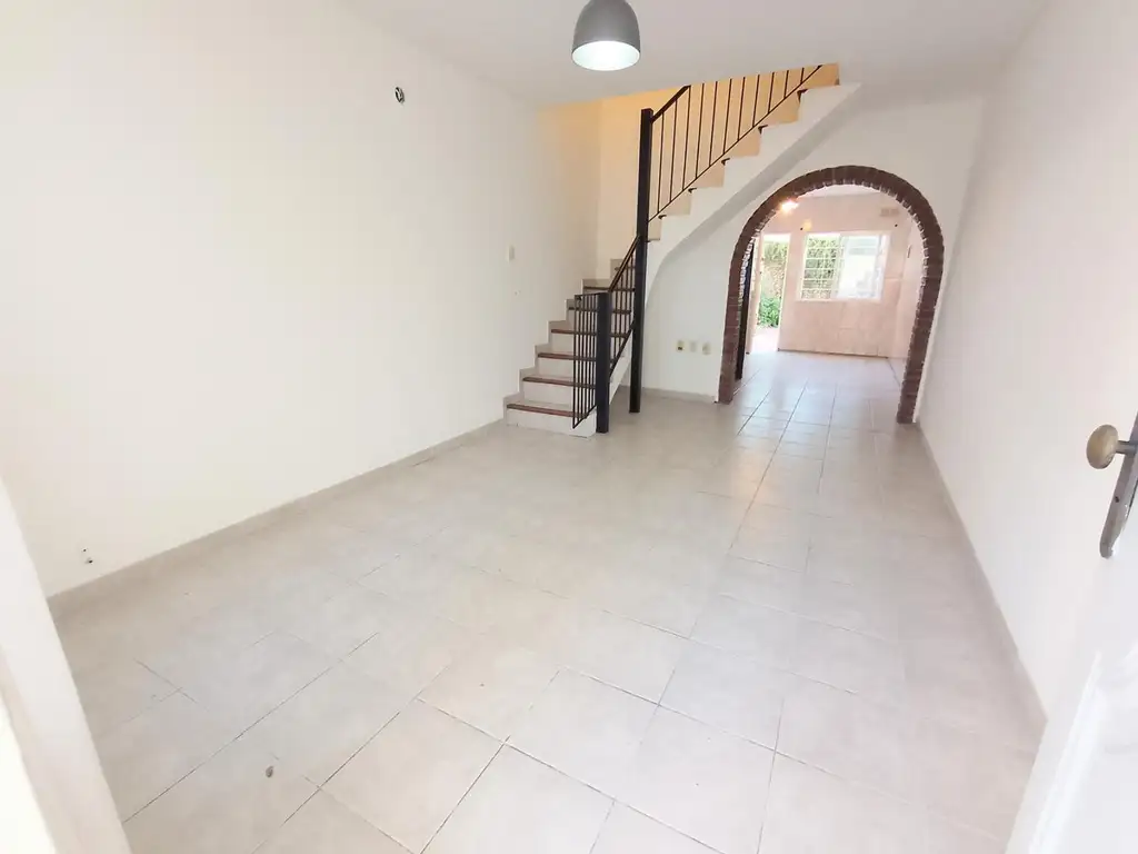 VENTA CASA DUPLEX 4 AMB CON COCHERA y PATIO