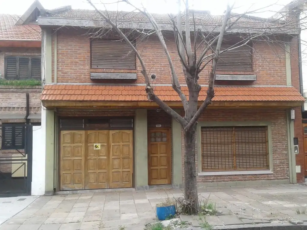 CASA EN 2 PLANTAS 5 AMB GARAGE FONDO LIBRE C/PARRILLA  S/8,6