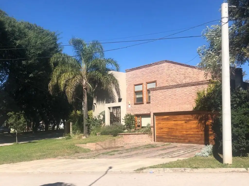 VENDO EXCELENTE CASA EN CALLE BUENOS AIRES