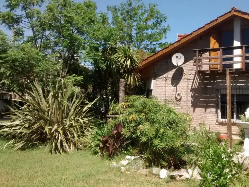 Chalet con jardín, cocheras y fondo s/lote de 900m2