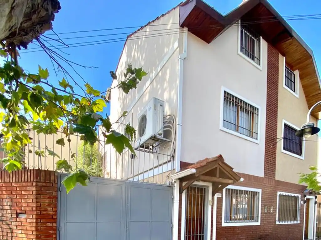 Muy buen duplex 3 amb + playroom en Olivos