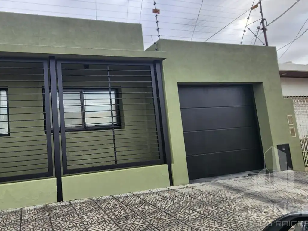 Casa 4 ambientes con pileta climatiza en venta - Quilmes residencial