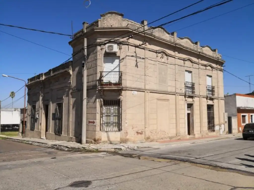 Casa de estilo en esquina! 4 dormitorios, patio, con magnifica ubicación! Montenegro y Perón -...