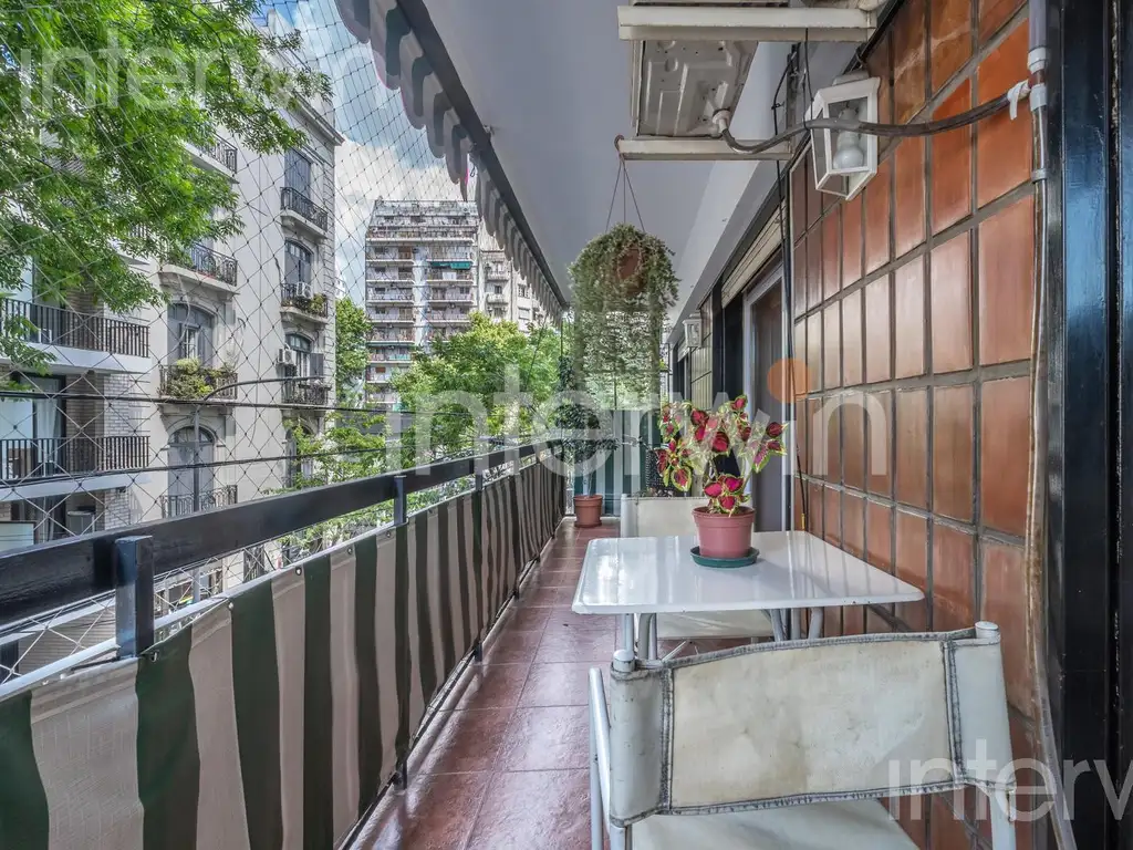 Departamento de 4 ambientes con balcón en  Balvanera - Venta.