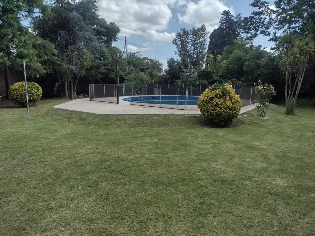 VENTA QUINTA EN PILAR CON 2 CASAS, PILETA Y PARQUE