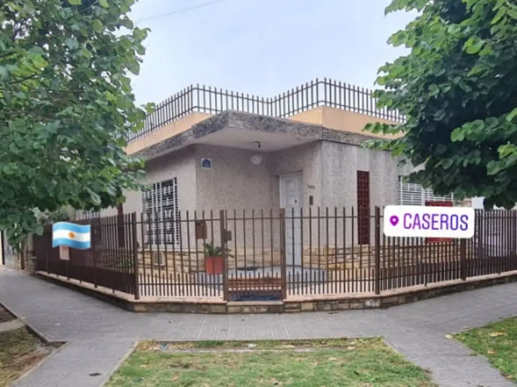 EN VENTA EN CASEROS MUY AMPLIA PROPIEDAD EN ESQUINA DE 4 AMBIENTES DOS BAÑOS - FICHA 8492