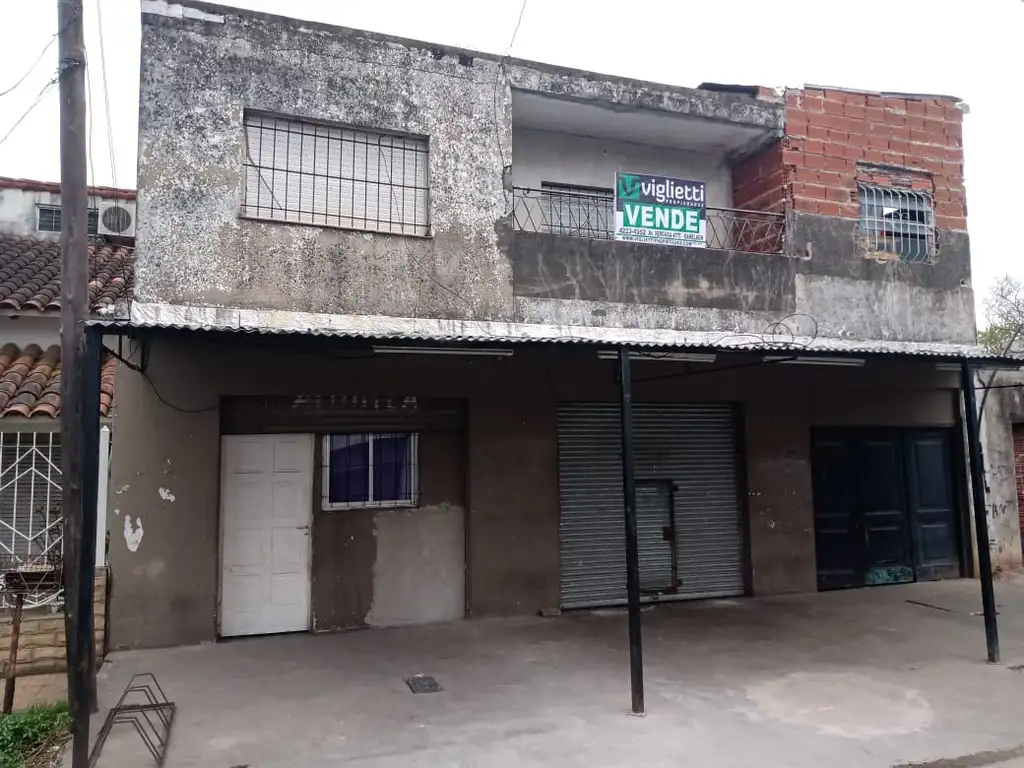 CASA CON DOS PLANTAS CON LOCAL DE CARNICERIA EN BERAZATEGUI U$S 65.700