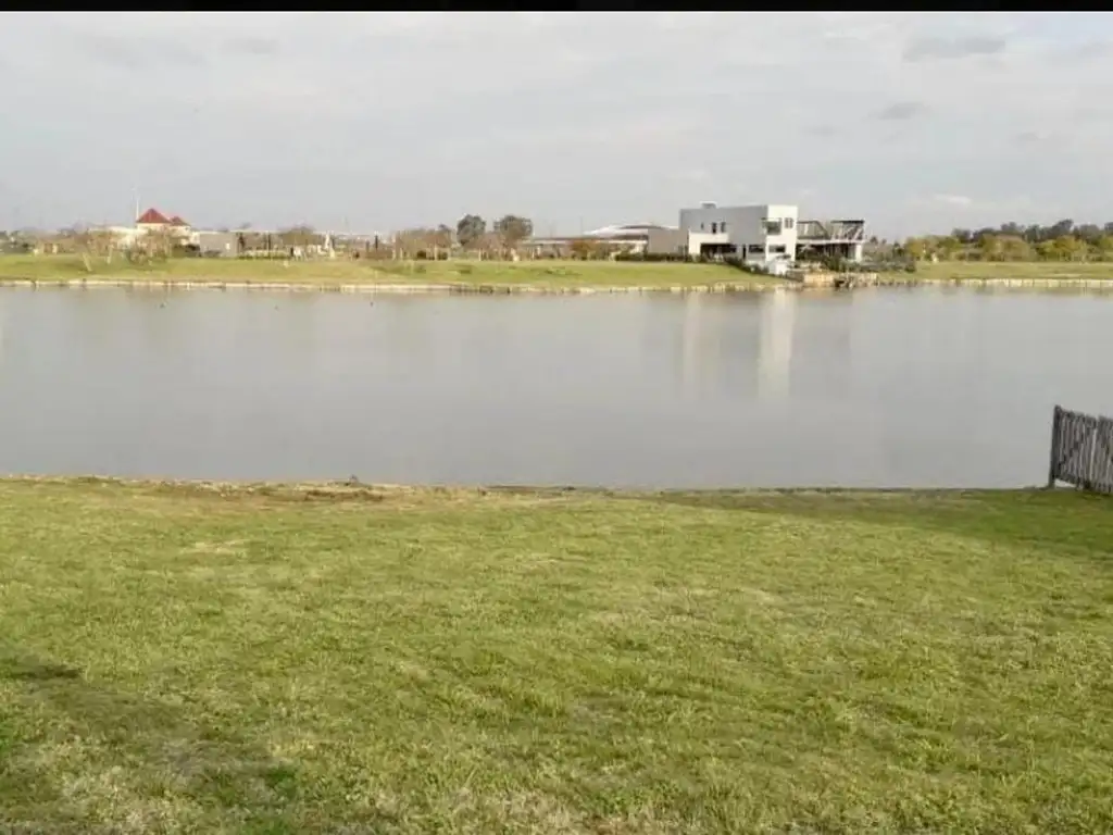 Excelente lote al agua en barrio Vistas Puertos del Lago