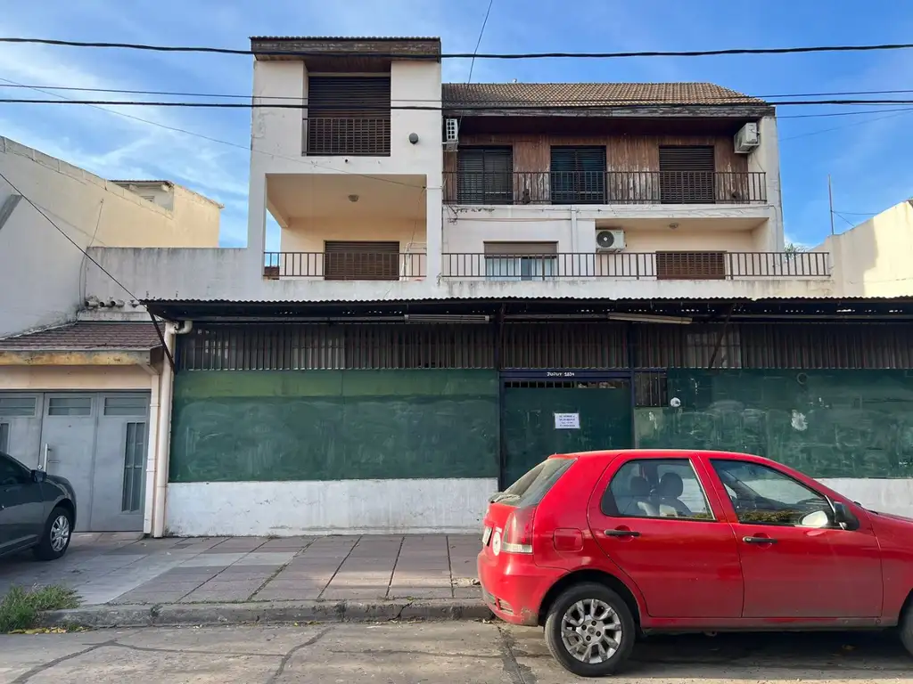 *CASA PH DE 7 AMB. EN 1ER PISO POR ESCALERA  *GARJE PARA 2 AUTOS CON BAÑO  * PATIO Y TERRAZA