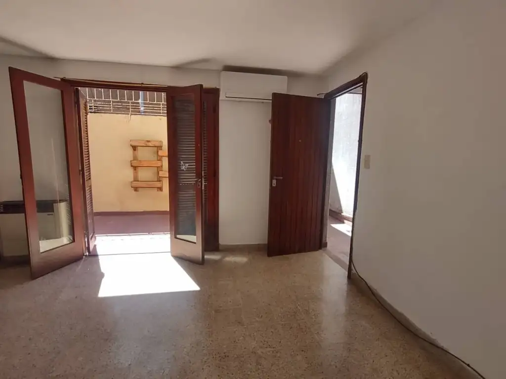 32 e/ 9 y 10 - Departamento Dúplex de 2 dormitorios y patio