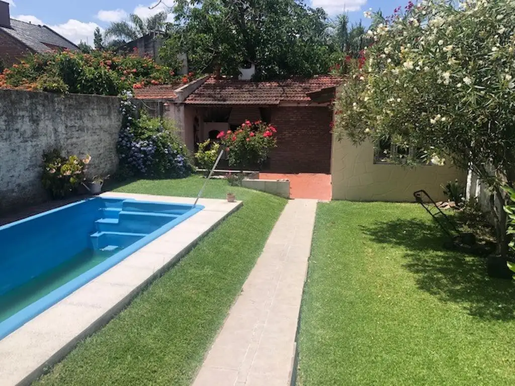 Venta Casa 4 ambientes RETASADA c/garage, parque, pileta y quincho c/parrilla - Villa Lugano