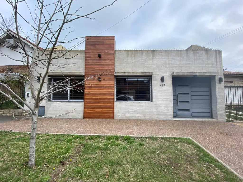 Excelente, Comoda y Moderna Casa toda reciclada a nuevo de 3 Ambientes + Cochera