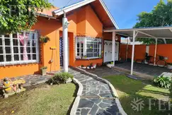 Venta Casa 3 ambientes con cochera, fondo libre y piscina en  Ezpeleta Quilmes (31625)