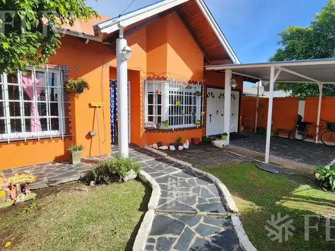 Venta Casa 3 ambientes con cochera, fondo libre y piscina en  Ezpeleta