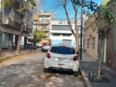 EXCELENTE CASA   REFACCIONADA 4 AMBIENTES  Y UN ALTILLO CON TERRAZA  PATIO Y LAVADERO