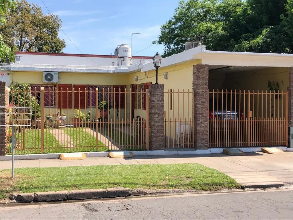 VENTA - Casa 3 dormitorios con casa de huéspedes - José C Paz