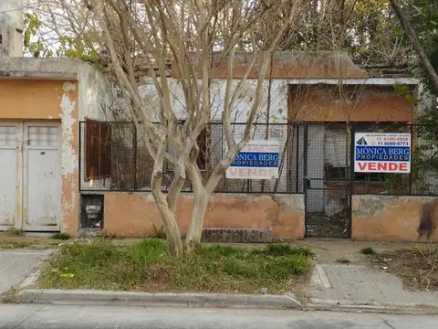 OPORTUNIDAD:  Casa a reciclar en buena ubicación