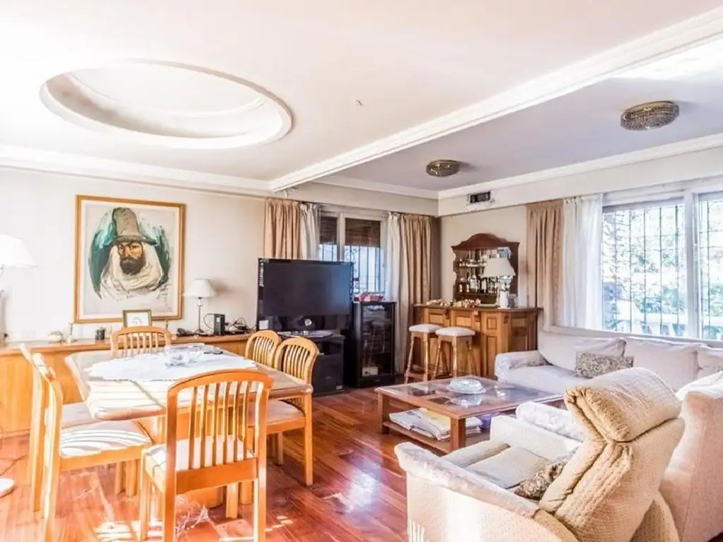 EXCELENTE CASA EN CASTELAR SUR 5 AMBIENTES