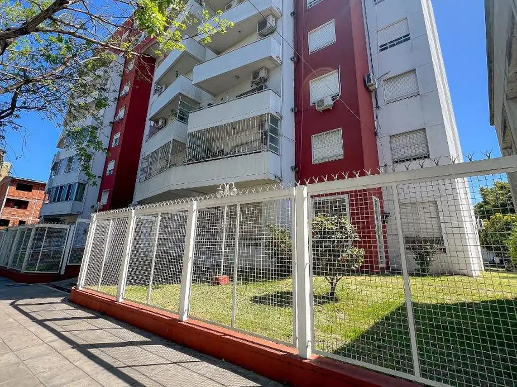 Departamento de 3 Ambientes con Cochera en Parque Chacabuco.