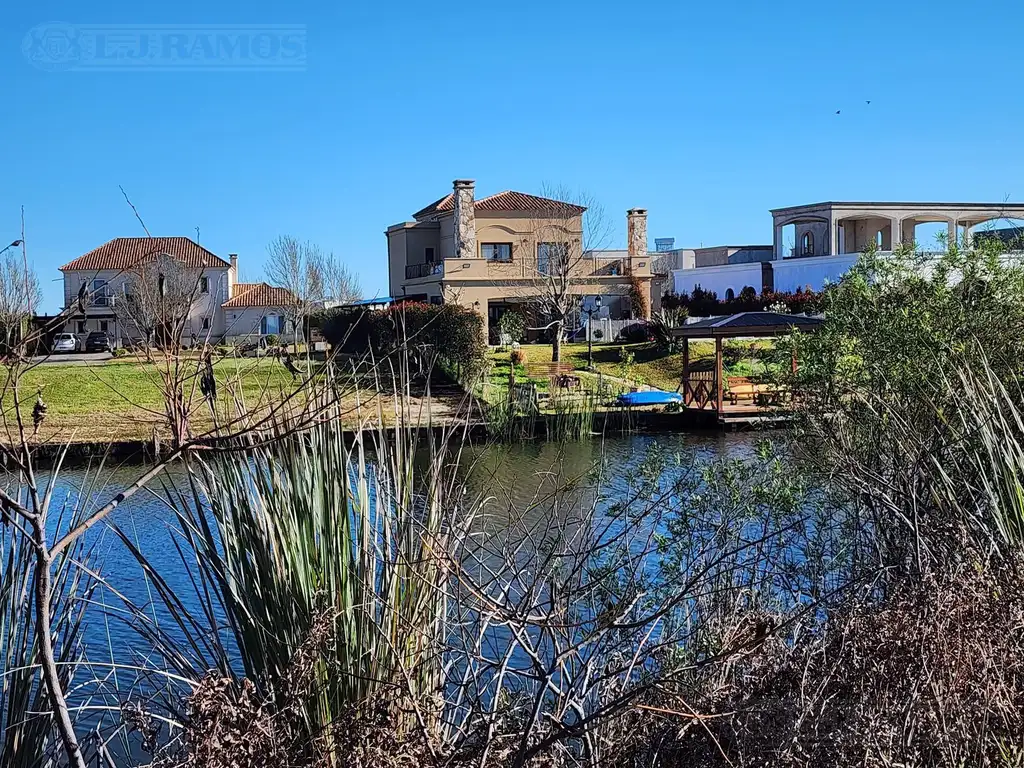 Casa al lago en venta en el Barrio Muelles, Puertos / Escobar