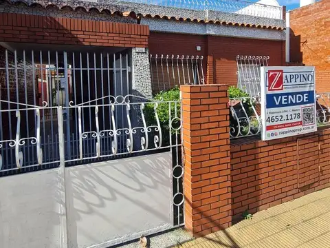 OPORTUNIDAD  VENTA DE CASA 4 AMB. CON AMPLIO PARQUE EN C. M