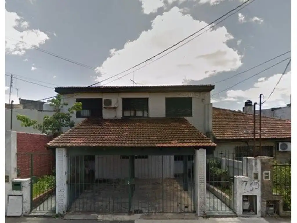 PROXIMO A PLAZA, EXCELENTE ZONA,  DUPLEX 3 DORMITORIOS, PATIO Y COCHERA