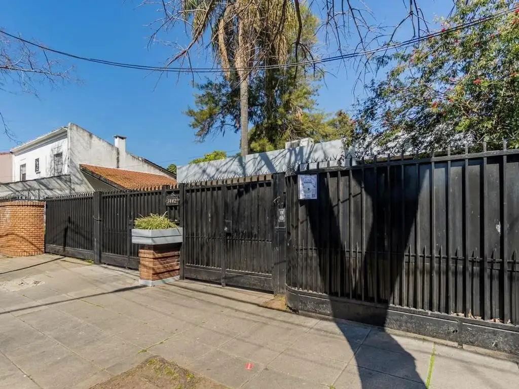 EXCELENTE CASA 5 AMB. EN CARAPACHAY. Desarrollada en una sola planta, con jardín, pileta, quincho.