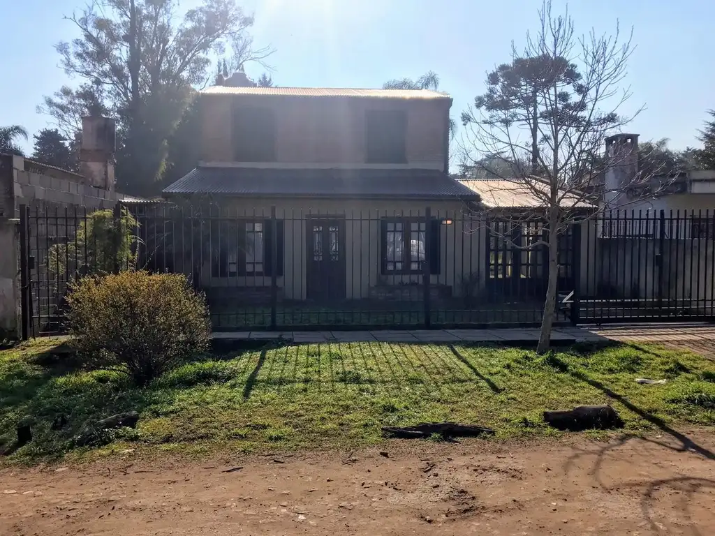 Casa en dos plantas, Villa Udaondo, casi nueva, muy buena ubicación.