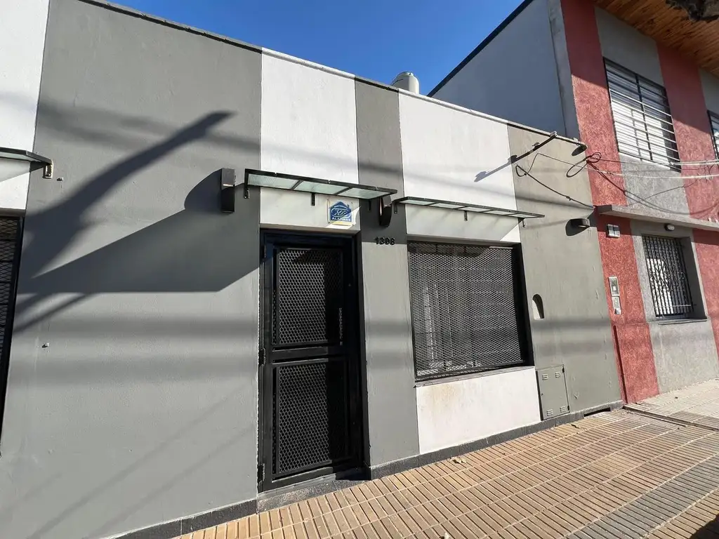 Casa de 3 ambientes en Venta, Rivadavia 1308 en Bernal!