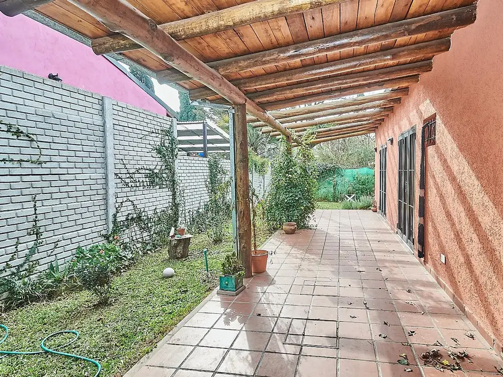 Casa 2 dormitorios con jardín DELVISO - PILAR -