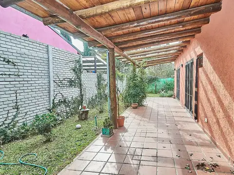 Casa 2 dormitorios con jardín DELVISO - PILAR -