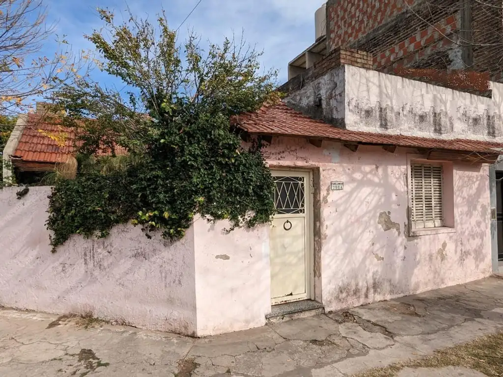 Casa de 3 Ambientes con garaje. Zona comercial Lanús Oeste