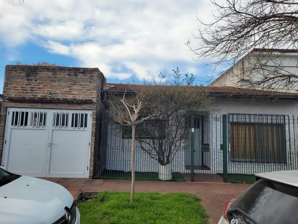 CASA DE 4 AMBIENTES CON COCHERA EN VENTA EN QUILMES OESTE.